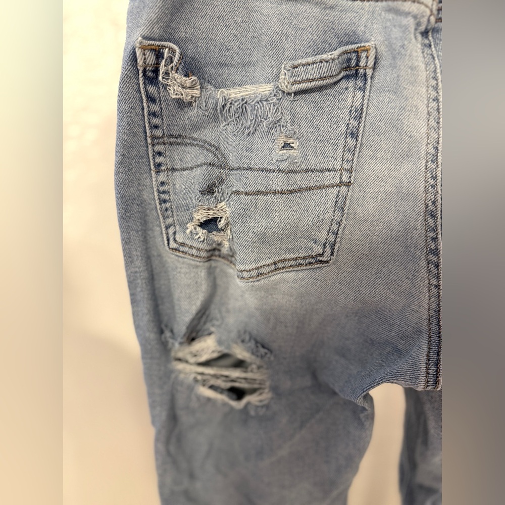 American Eagle Distressed Straight Mom Jeans Size 6 Long Light Wash Ripped Denim - Picture 10 of 14